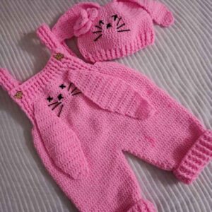 女婴无袖连体衣与针织兔子帽套装