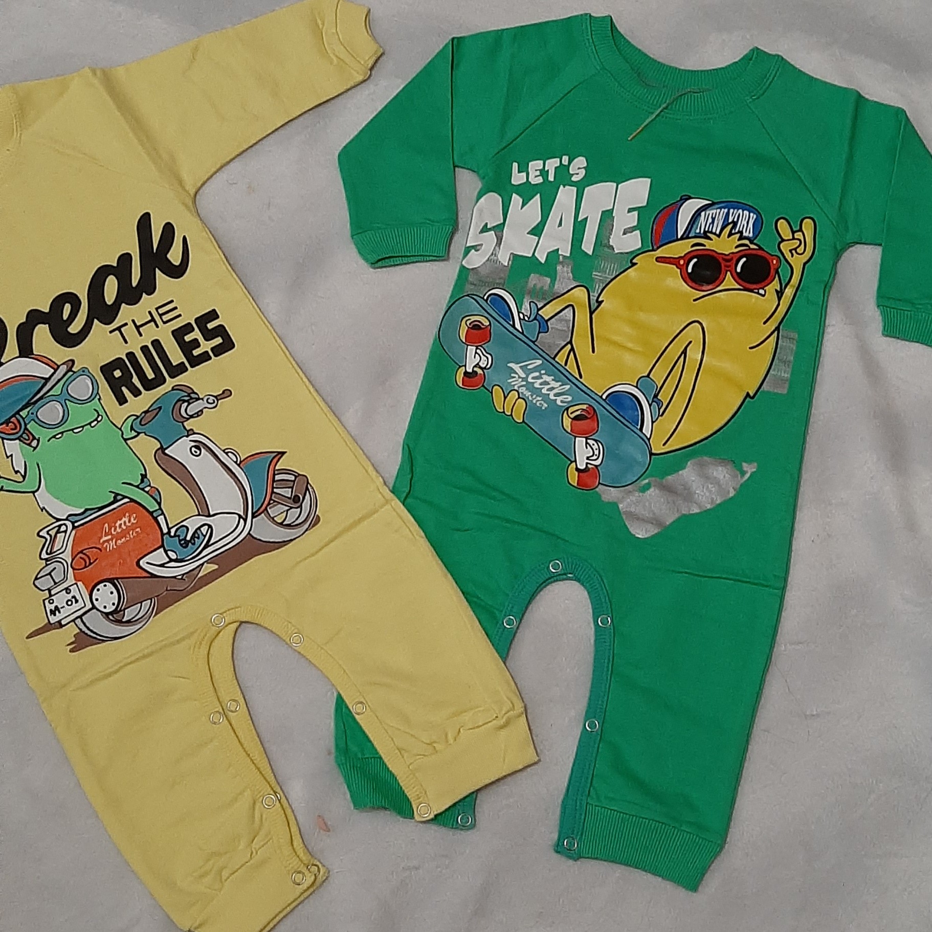 Main image of 婴儿长袖连体衣 – 小怪兽滑板图案款