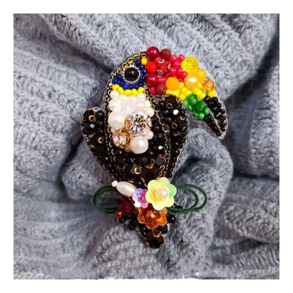 美丽鹦鹉设计珠绣胸针，手工制作