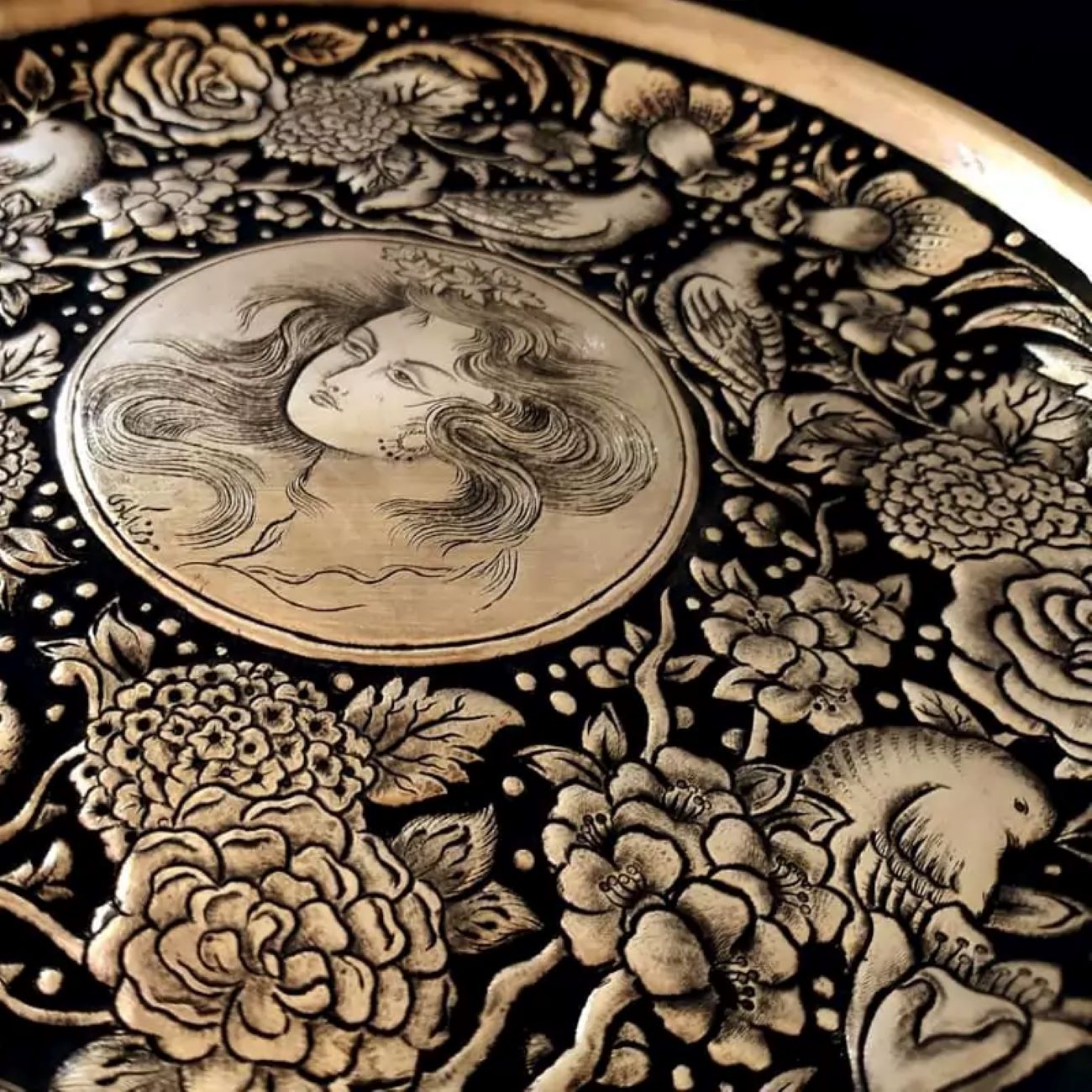 黄铜托盘 – 花卉边框与中心微型画设计