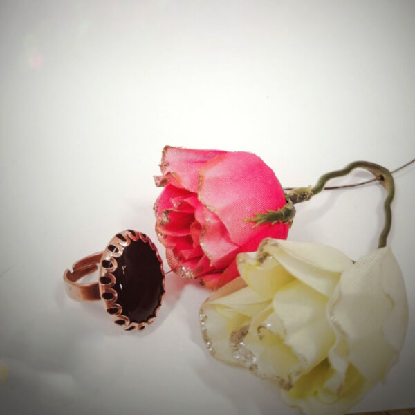 时尚铜戒指 – 配有深黑色宝石