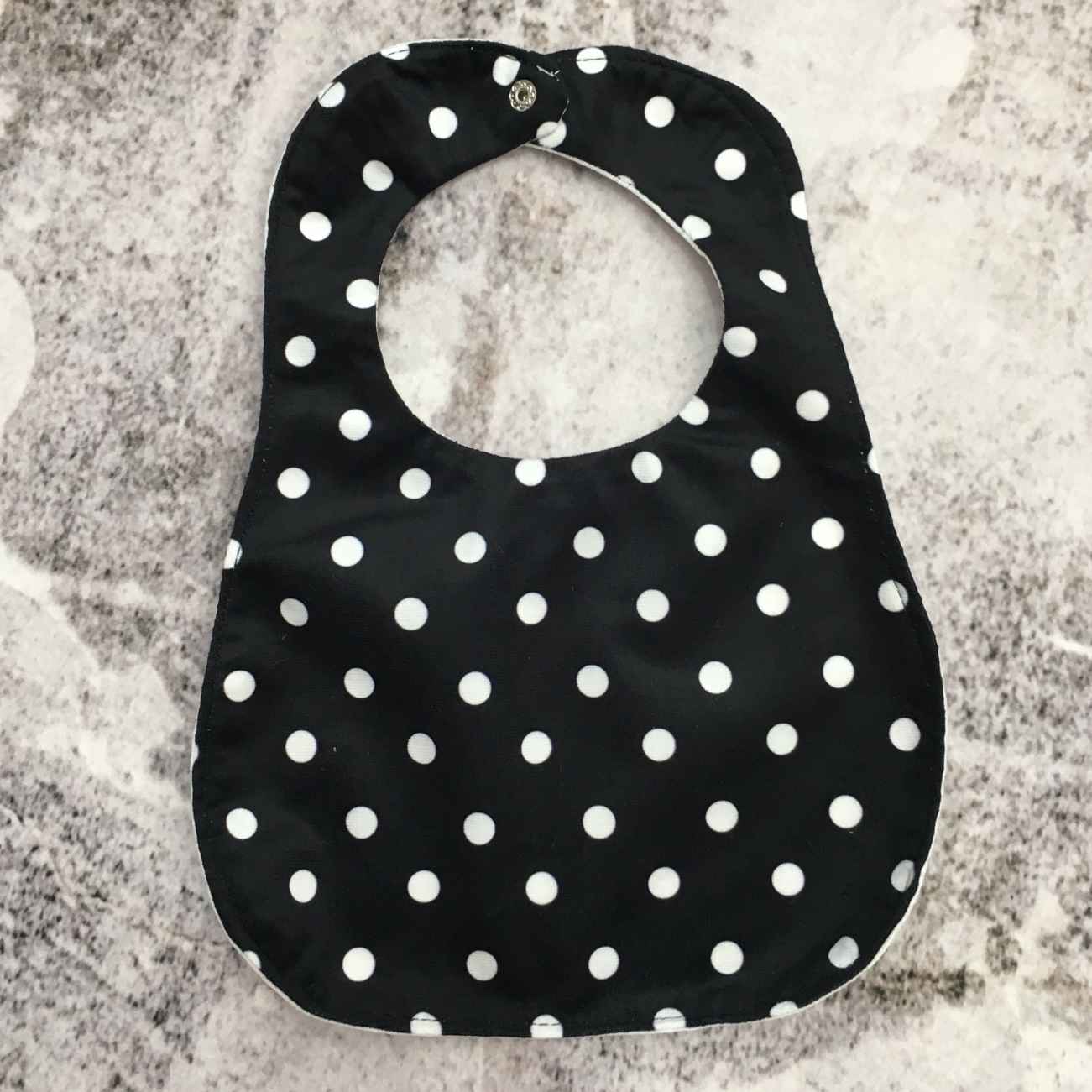 婴儿围嘴 – 经典黑色波点配米奇图案