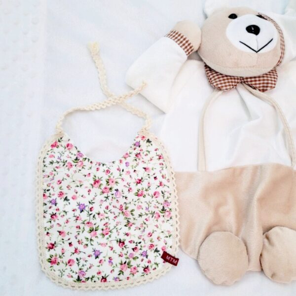 婴儿围嘴 – 精致花卉印花配钩针蕾丝边