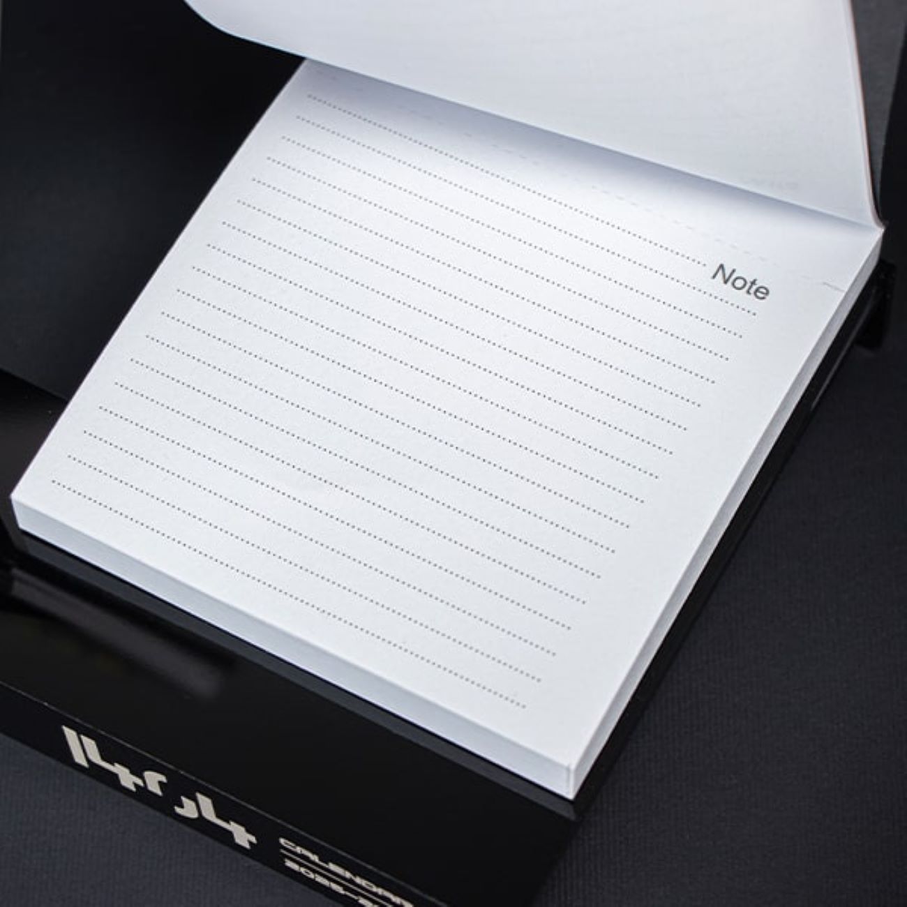 1404年桌面日历 – 带笔记本 Yona款