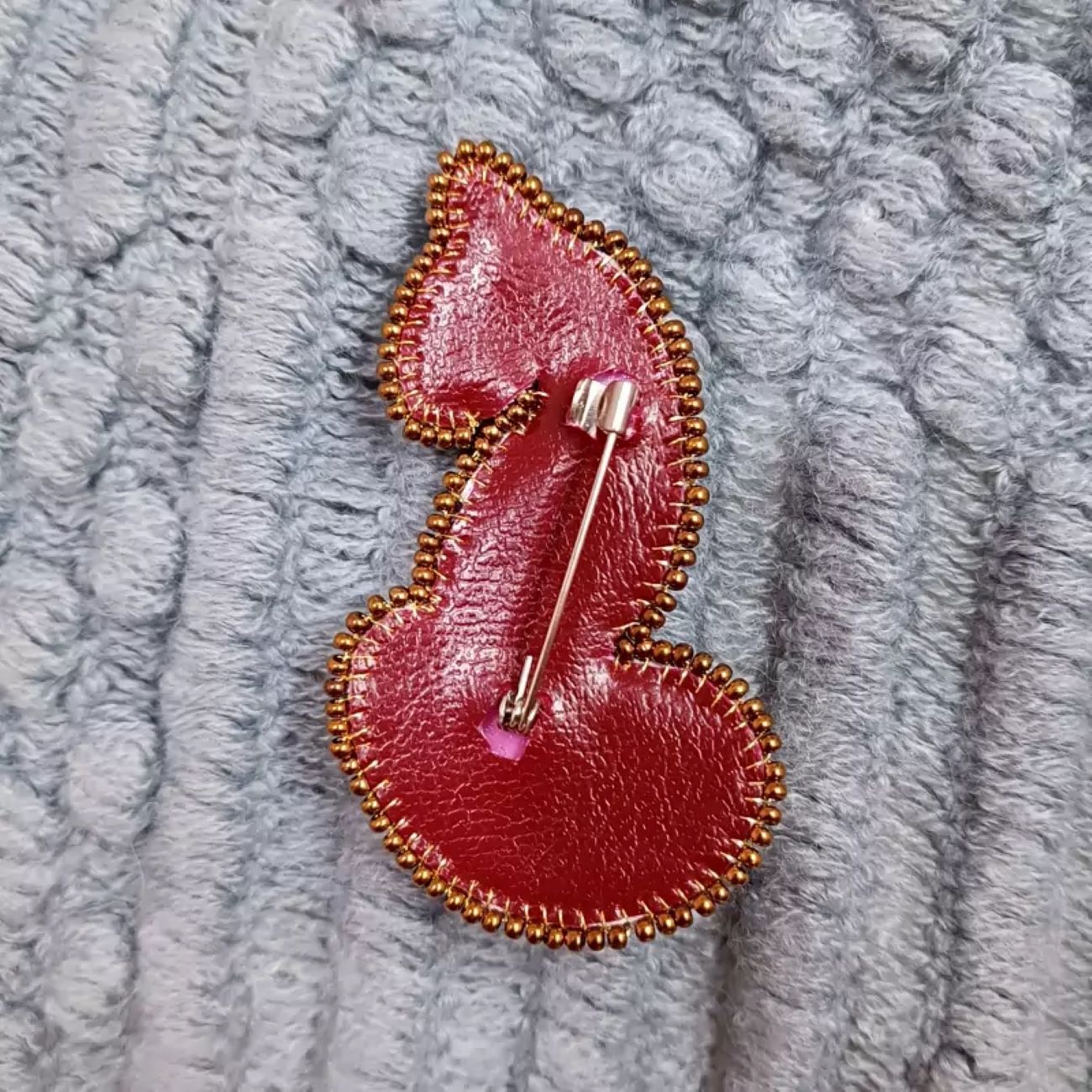 绣珠胸针 – 时尚猫咪设计，手工珠宝