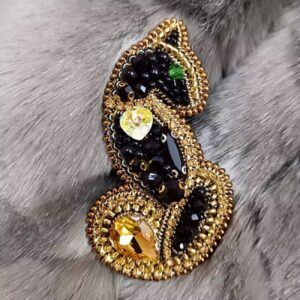 绣珠胸针 – 时尚猫咪设计，手工珠宝