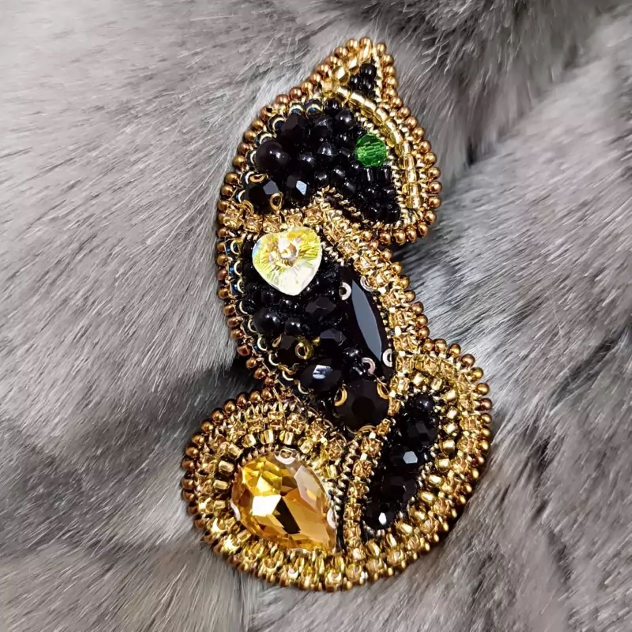 Main image of 绣珠胸针 – 时尚猫咪设计，手工珠宝