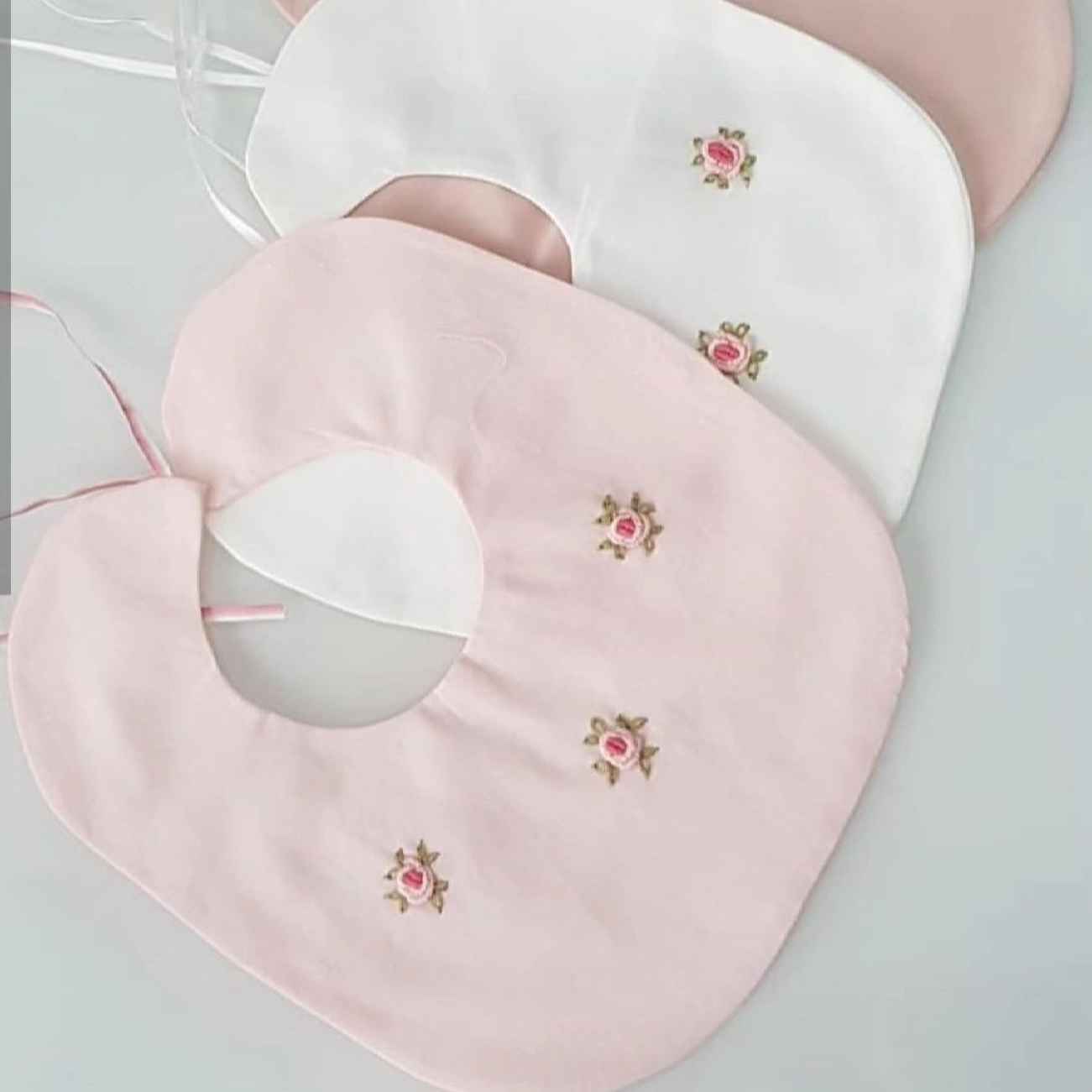 Main image of 婴儿围嘴 – 刺绣玫瑰套装，打结扣款