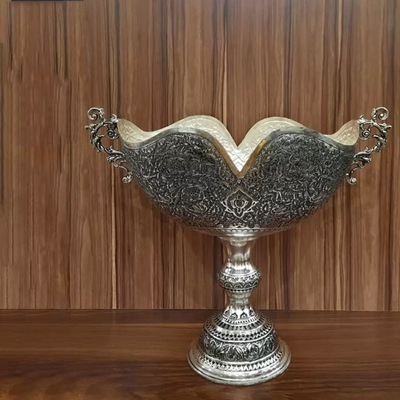 Main image of 黄铜烛台搭配陶瓷——独特而引人注目的作品