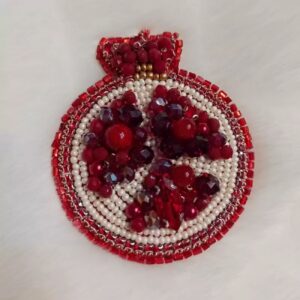 手工绣珠石石榴胸针 – 用心制作