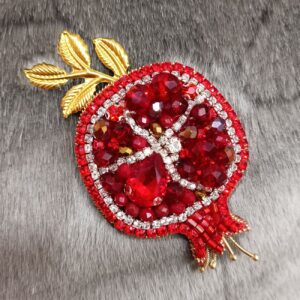 手工绣珠石榴胸针 – 金叶设计