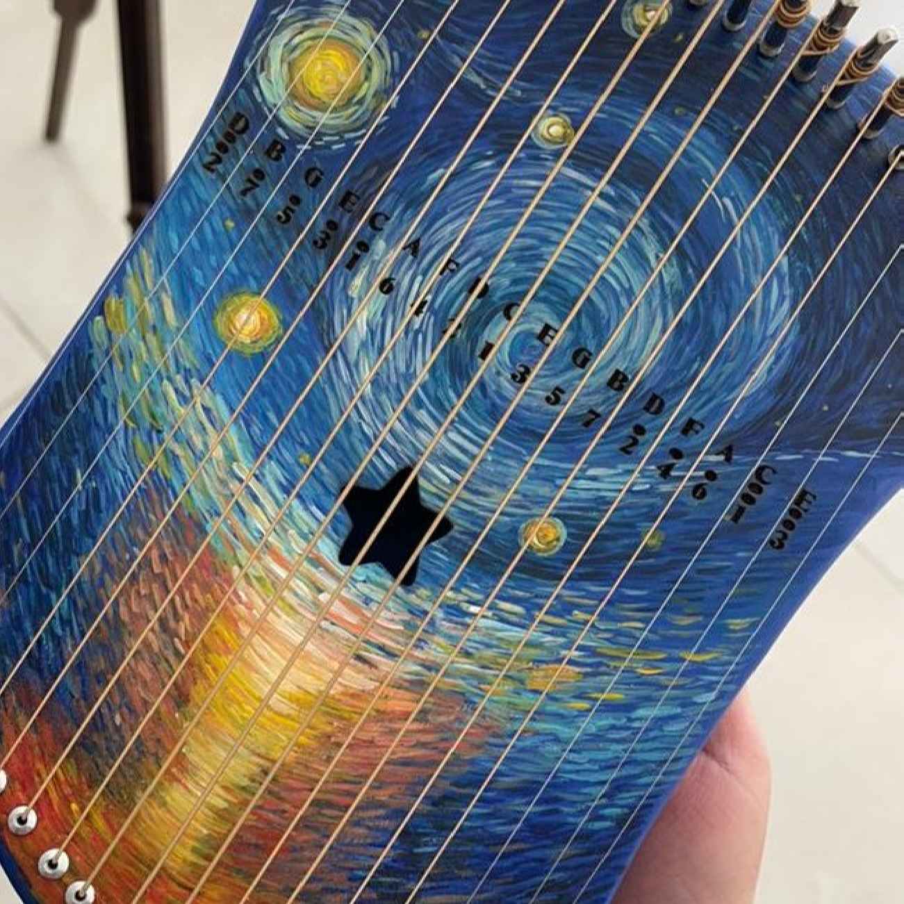 手绘星夜竖琴 – 精美艺术与旋律和声融合