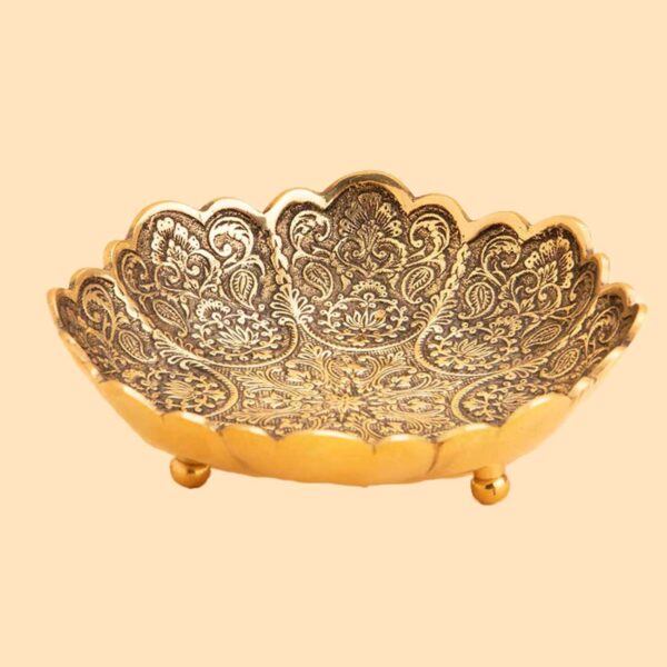 桌面青铜烛台与陶瓷黄铜烛台组合