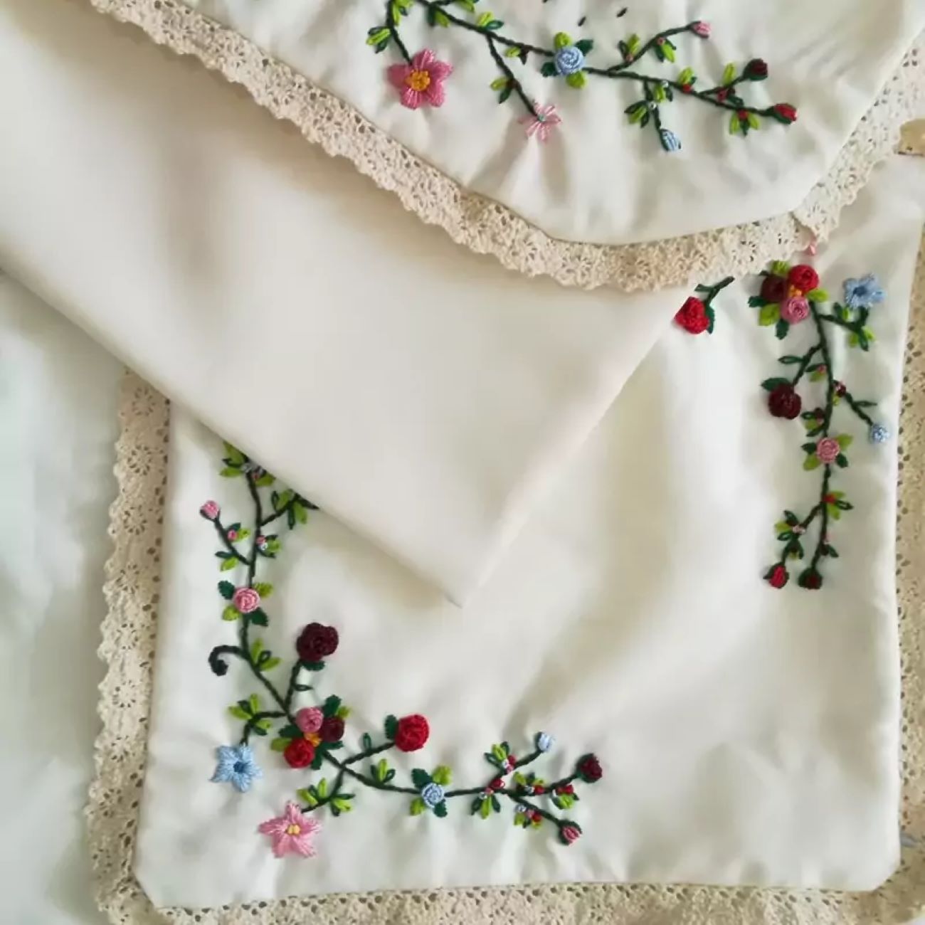 Main image of 手工刺绣祈祷地毯 – 带《古兰经》袋，时尚且实用