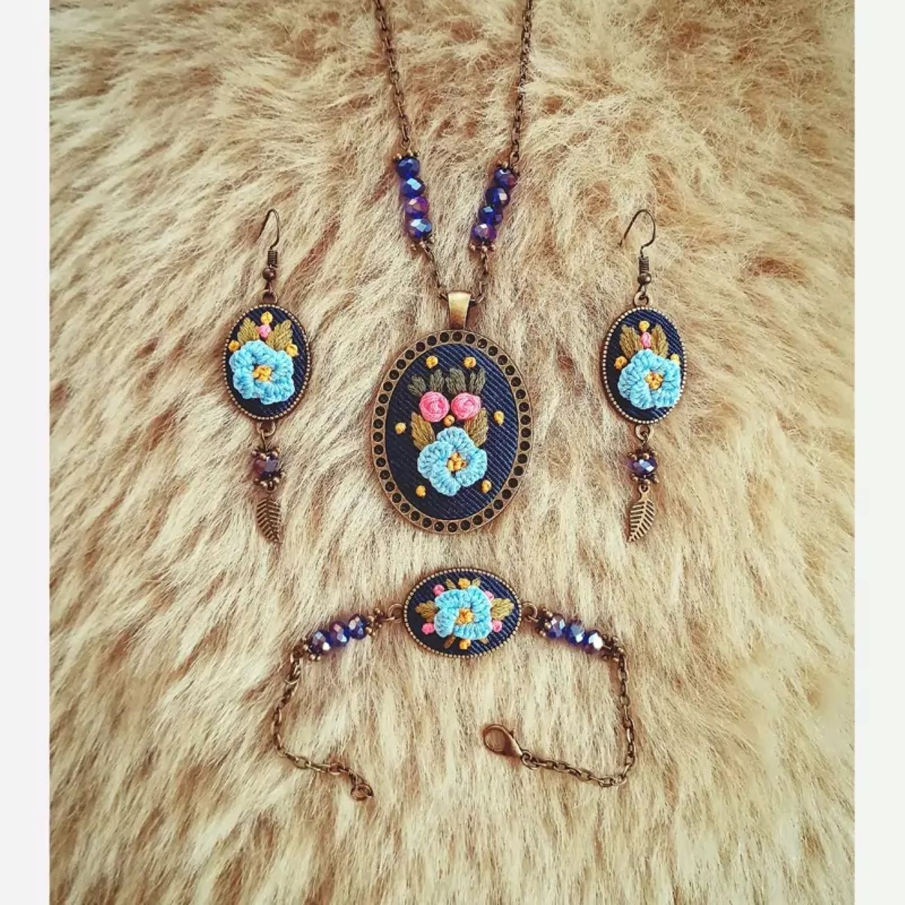 Main image of 手工刺绣手链、耳环与项链套装 – 艺术气息