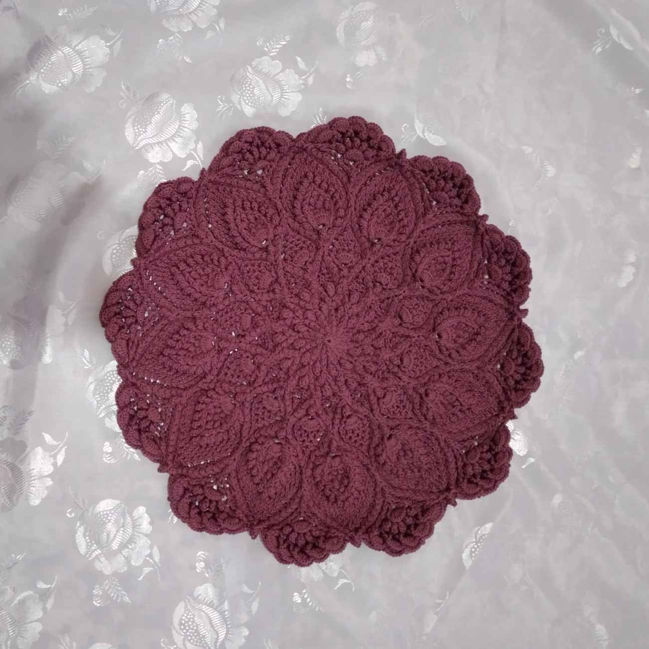 Main image of 红色花卉流苏手工餐垫 – 精致花卉中心装饰