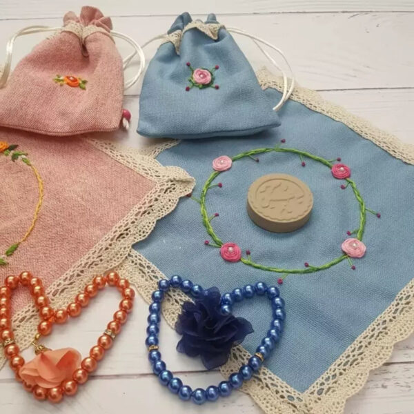 高级刺绣祈祷垫 – 含土尔巴与祈祷念珠