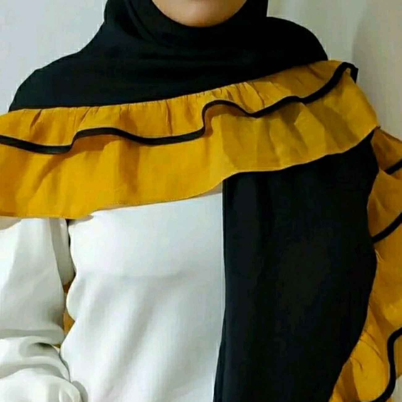 Main image of 女士围巾 – 饰边聚拢设计