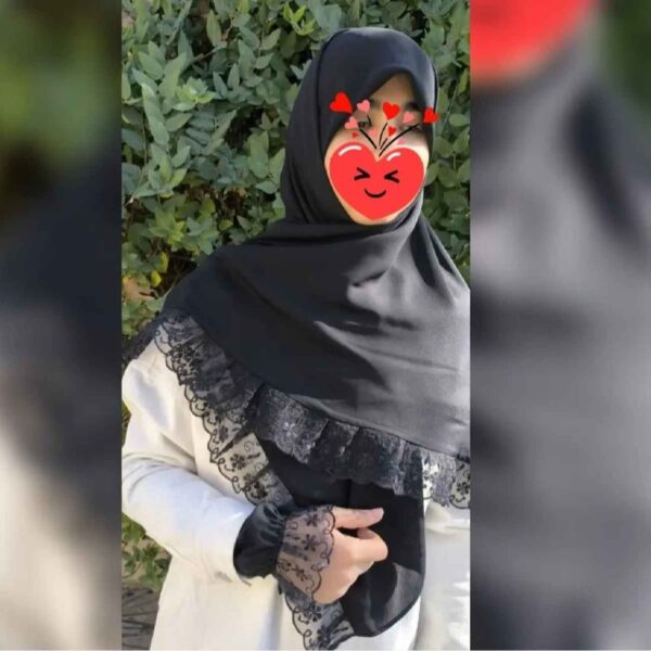 女士围巾 – 带袖套，饰边设计