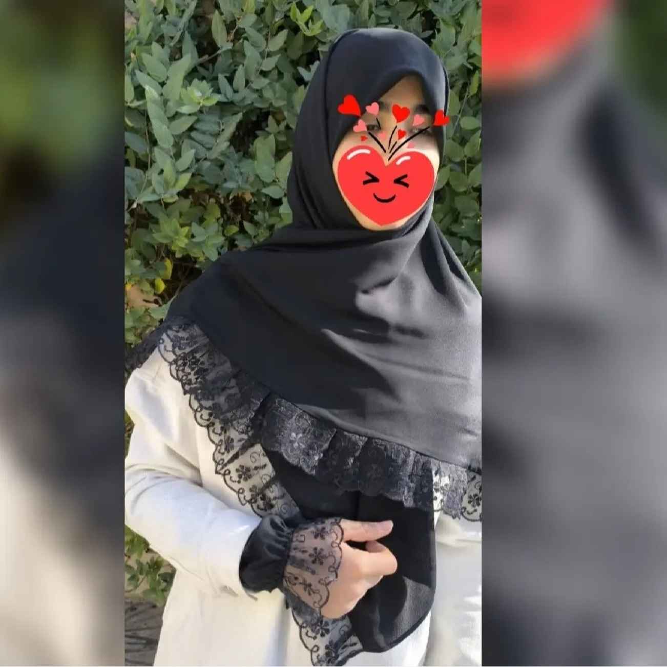 Main image of 女士围巾 – 带袖套，饰边设计