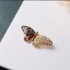 Thumbnail 3: 时尚蝴蝶胸针 – 适合正式或休闲穿搭