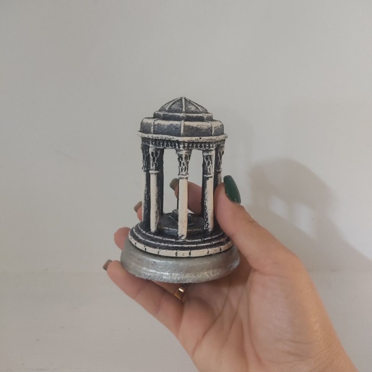 哈菲兹陵墓雕像 – 波斯文学的象征