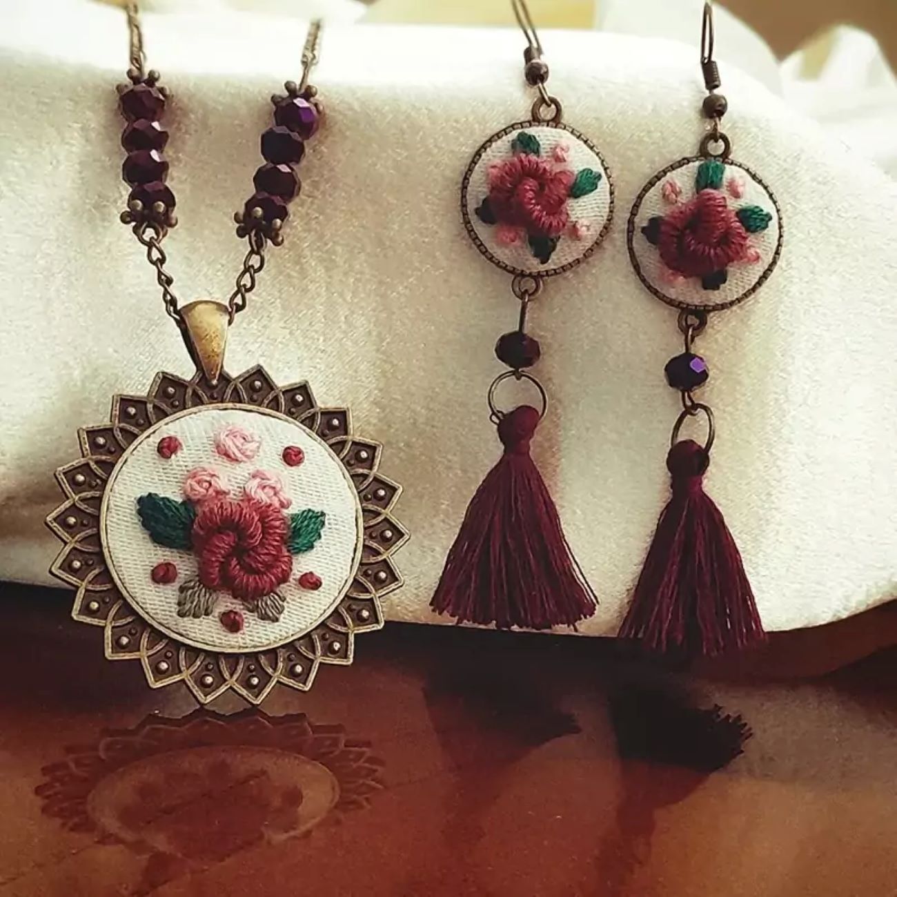 刺绣耳环、戒指与项链套装 – 包括一对免费发夹