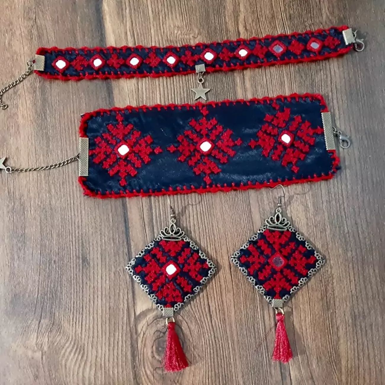 Main image of 独特刺绣手链、耳环与脚链套装 – 时尚造型