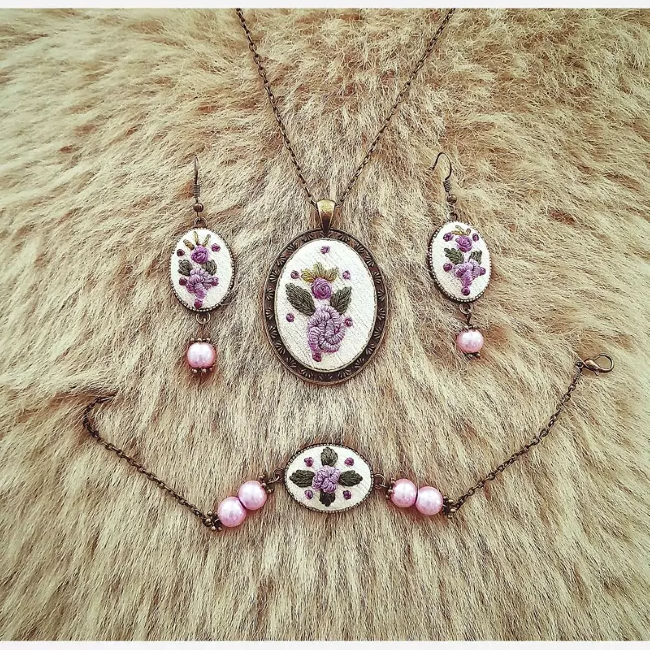 Main image of 独特刺绣手链与项链及耳环套装 – 时尚别致造型