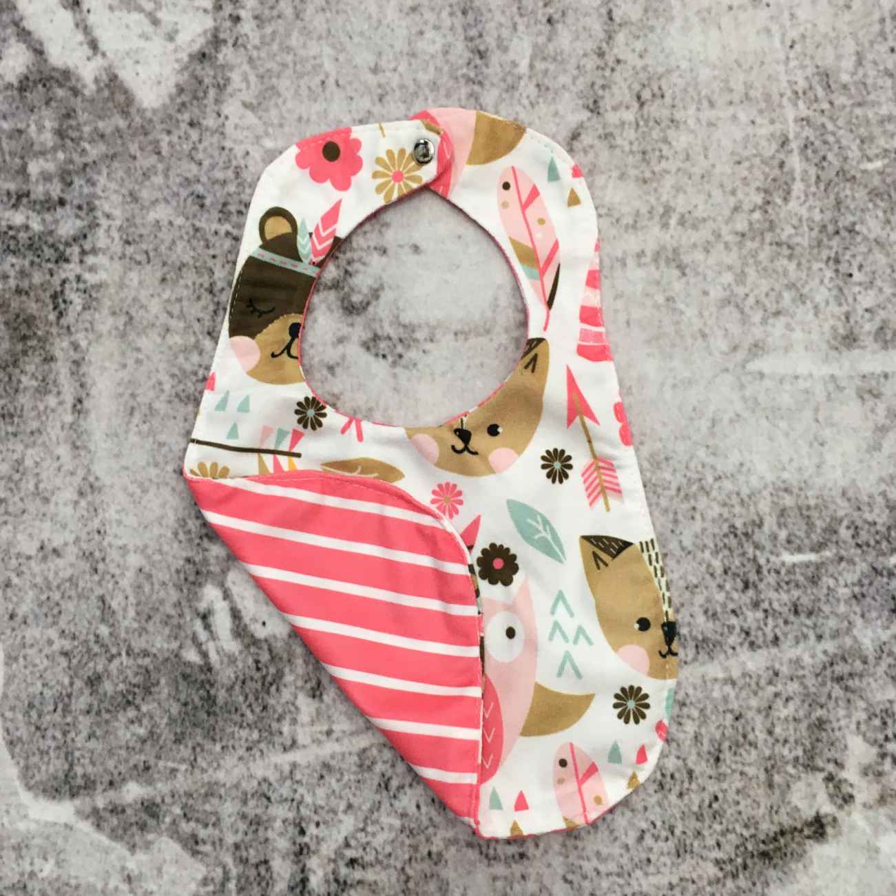 婴儿围嘴 – 森林小动物配羽毛与花卉细节