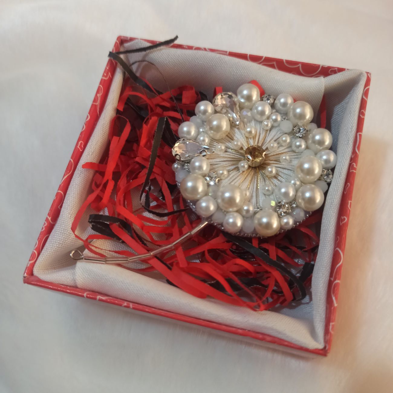 手工绣珠胸针 – 牙齿形状设计