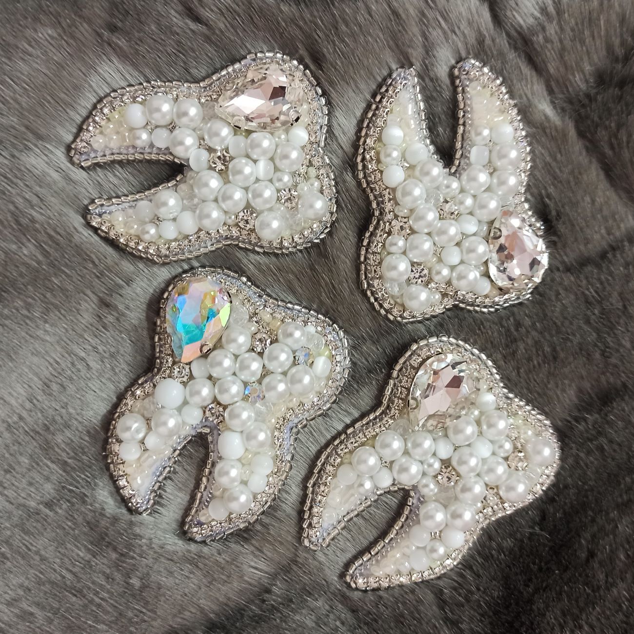 手工绣珠胸针 – 牙齿形状设计