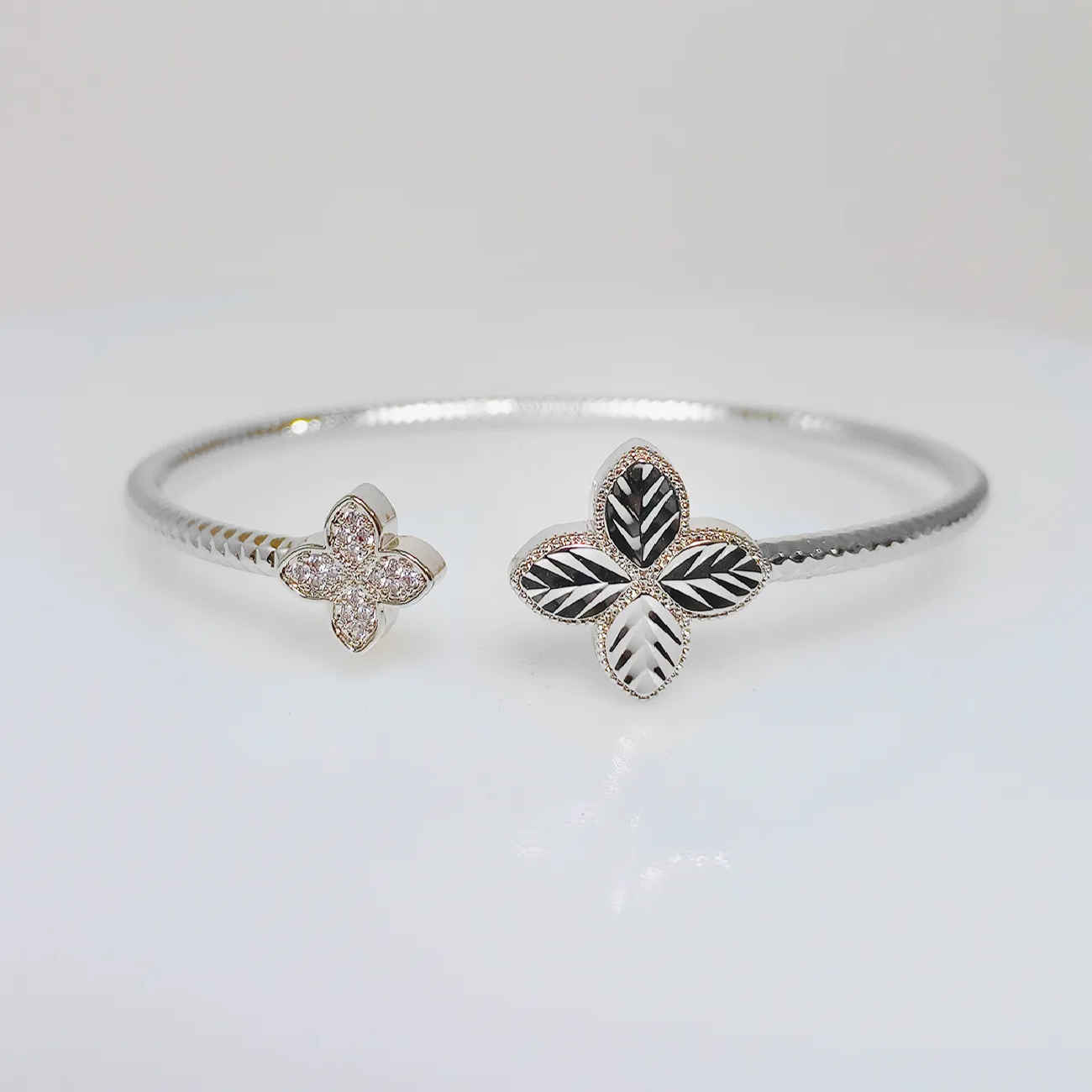 现代女士手镯 – 时尚、大气、经典设计