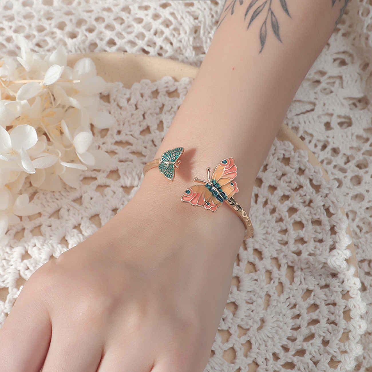 优雅女士手镯 – 2025 年必备流行饰品