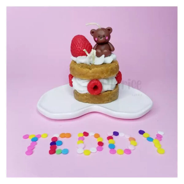手工创意分层蛋糕蜡烛 – 带小熊与草莓装饰