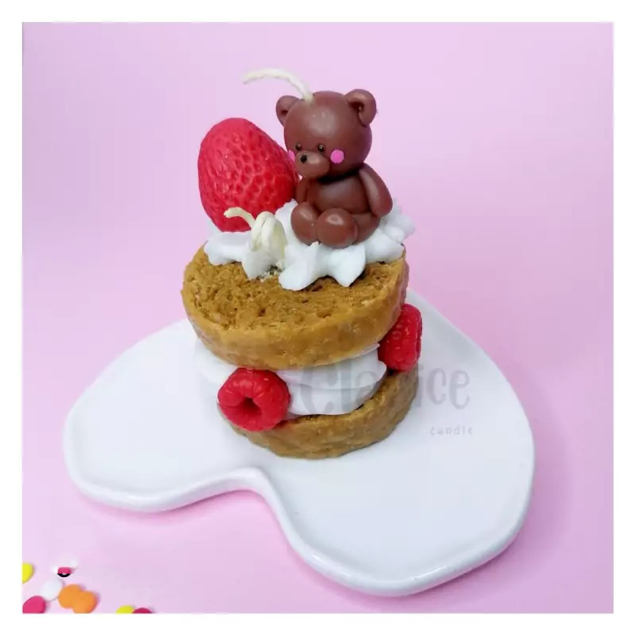 手工创意分层蛋糕蜡烛 – 带小熊与草莓装饰