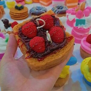 吐司形创意蜡烛 – 带榛子酱与草莓装饰