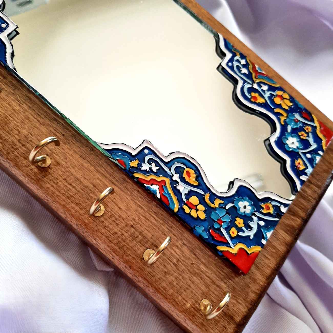 壁挂镜面钥匙架 – 浮雕釉彩装饰