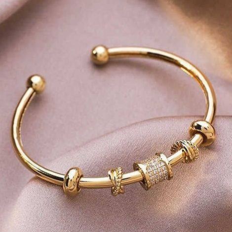 Main image of 女士可调节钢制手镯 – 大气时尚饰品