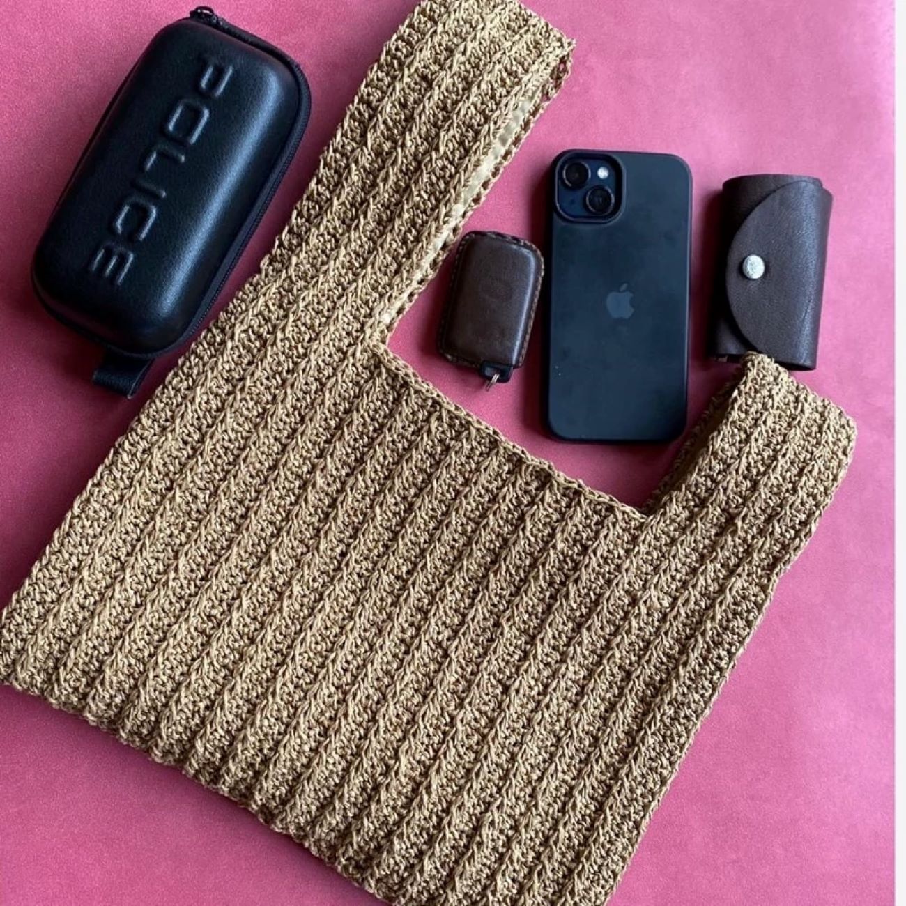 手工拉菲草肩包 – 精致钩织，造型优雅时尚