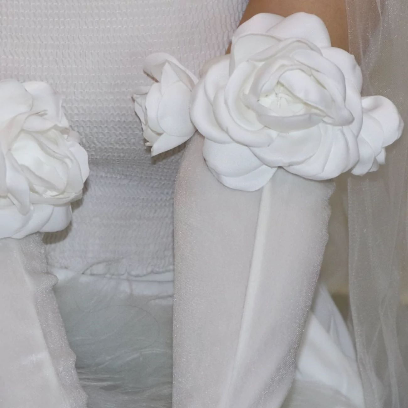 缎面花朵装饰新娘手套,婚礼典礼适用