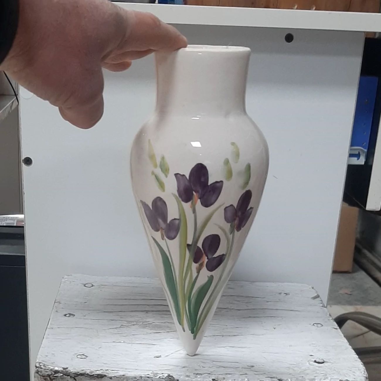 陶瓷锥形挂墙花瓶 – 花卉图案(高 25cm)