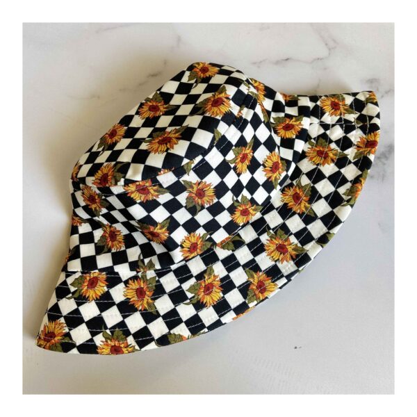 Chic Bucket Hat with Floral Checkered Design – Suitable for Casual Looks