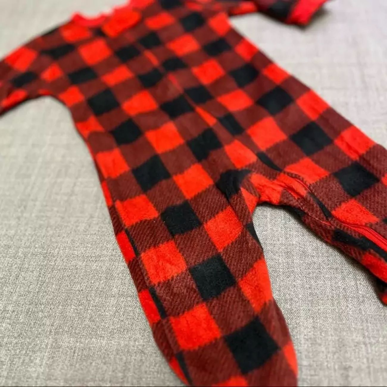 格纹棉质婴儿连体衣 – 温暖时尚，进口材质，为您的宝宝打造