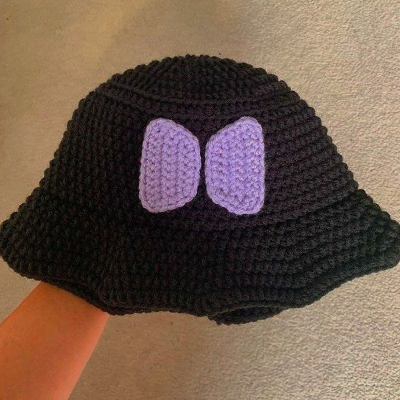 舒适钩针渔夫帽配可爱蝴蝶结图案 – 时尚前卫