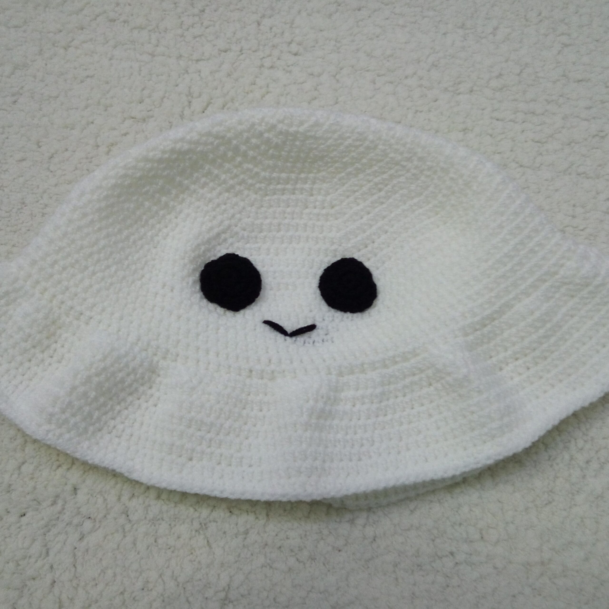 Thumbnail 3: 可爱微笑幽灵图案手工钩针渔夫帽