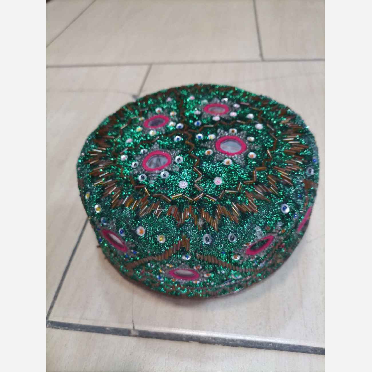 闪亮亮片帽 – 手工刺绣,优雅时尚