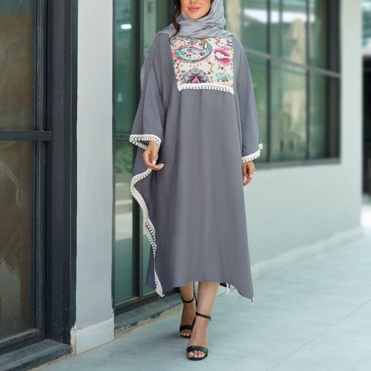 优雅黑色阿巴亚长袍——夏季穿着，剪裁合体，配以精美印度装饰