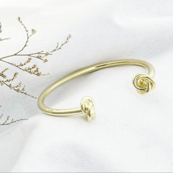 Elegant Knot-Style Bracelet – Non-Fading & Hypoallergenic, Everyday Use in Gold (1)