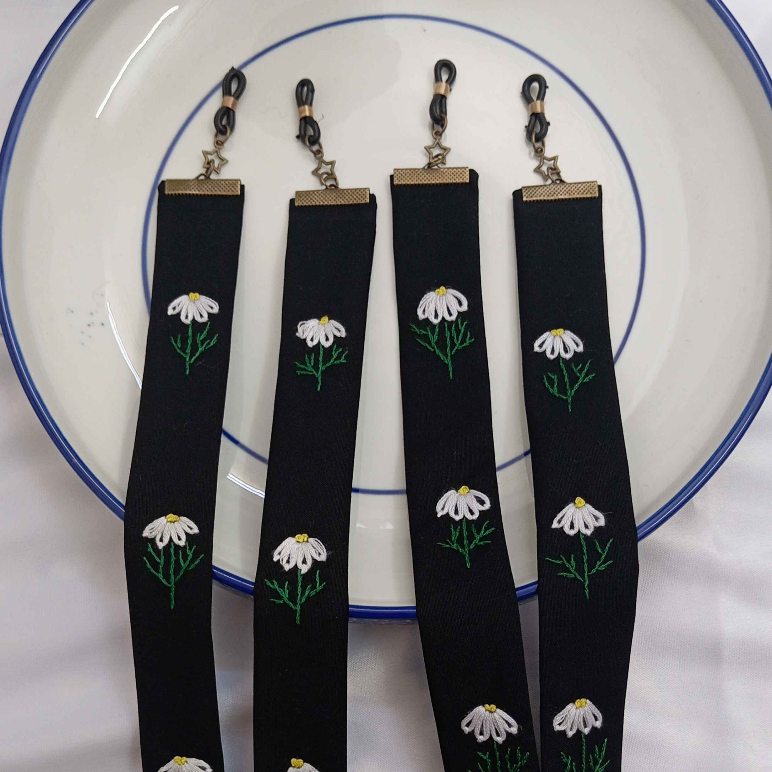 Main image of 眼镜挂绳 – 适合女性、青少年及时尚风格